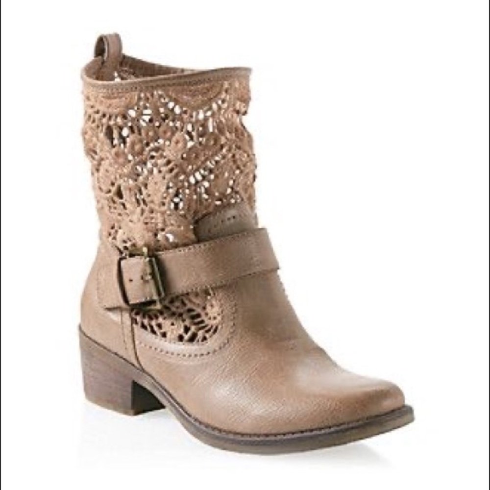 {Bare Trap} Boots with Crotched Detail On Top